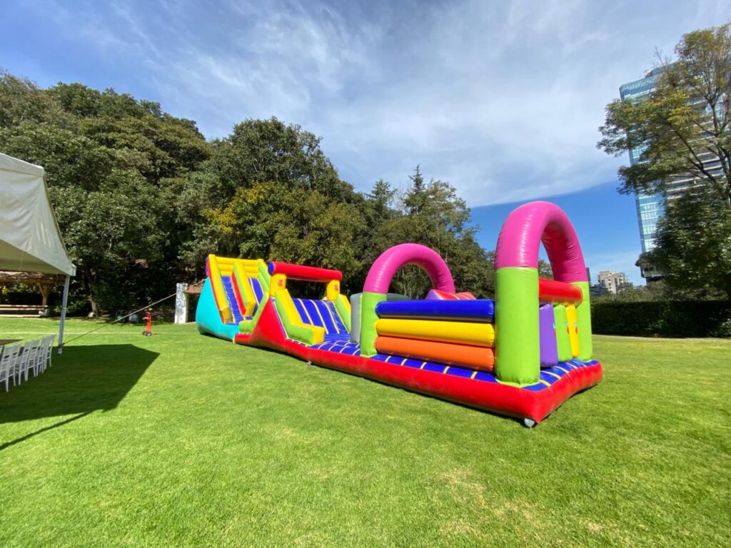 Renta de inflable – Pista Jumbo Unido a Arcos de Colores — Fermon Bry
